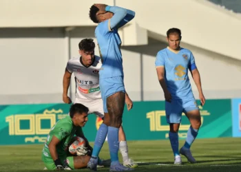 El delantero de Bolívar Fabio Gomes se toma el rostro tras fallar el penal, que le hubiese dado el triunfo a la Academia (APG)