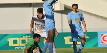 El delantero de Bolívar Fabio Gomes se toma el rostro tras fallar el penal, que le hubiese dado el triunfo a la Academia (APG)