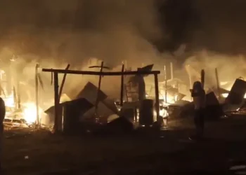 El fuego consumió las casetas. Foto: Captura Mega Tv San Julián.