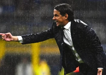 Simone Inzaghi dirigiendo al Inter