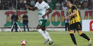 El delantero orientista Chalá trata de superar la marca de Amoroso en Montero (APG).