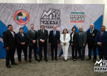 El dirigente Kjarol Herrera (segundo de izq. a der.) posa junto al resto del Comité Ejecutivo de la Confederación Panamericana de Karate