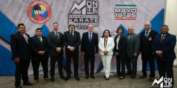 El dirigente Kjarol Herrera (segundo de izq. a der.) posa junto al resto del Comité Ejecutivo de la Confederación Panamericana de Karate