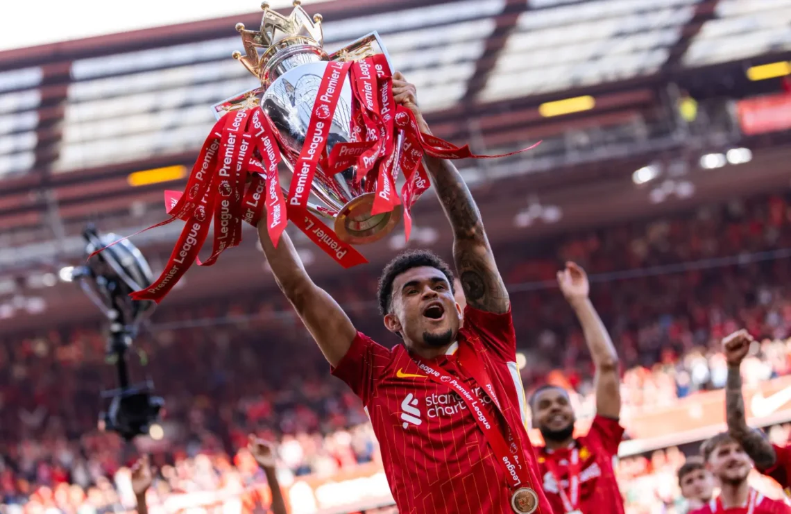 El colombiano Luis Díaz celebra el título de la Premier League con el Liverpool (AFP).