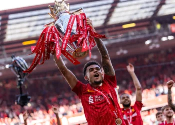 El colombiano Luis Díaz celebra el título de la Premier League con el Liverpool (AFP).