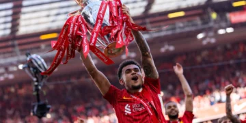 El colombiano Luis Díaz celebra el título de la Premier League con el Liverpool (AFP).
