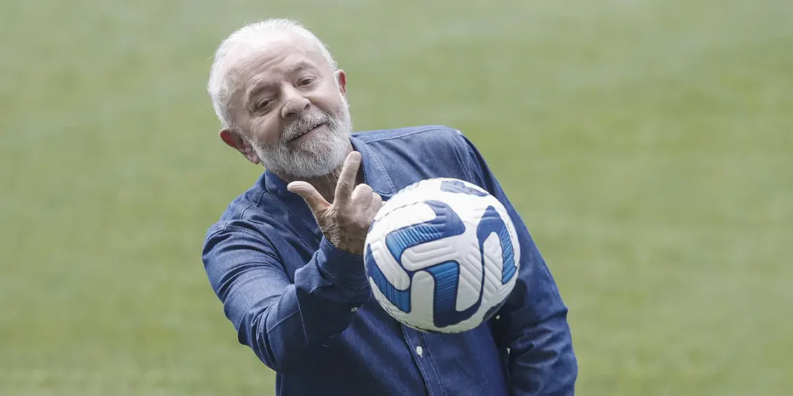 Lula Da Silva con un balón de fútbol