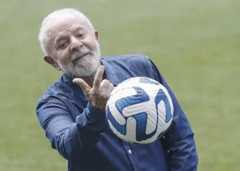 Lula Da Silva con un balón de fútbol