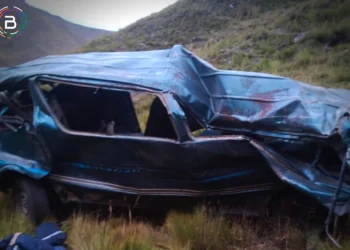 El minibús cayó en un barranco. Foto: Captura Btv.