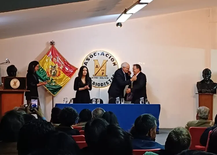 Carlos Mesa congratula a Mario Espinoza, el jueves en la Asociación de Periodistas de La Paz.