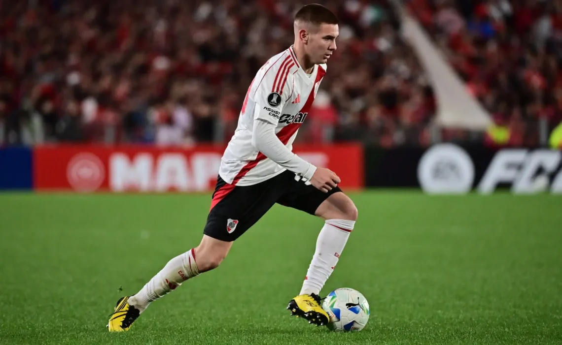 Franco Mastantuono, de 17 años y figura de River Plate, en un partido con su club (AFP).