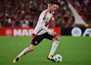 Franco Mastantuono, de 17 años y figura de River Plate, en un partido con su club (AFP).