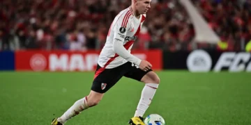 Franco Mastantuono, de 17 años y figura de River Plate, en un partido con su club (AFP).