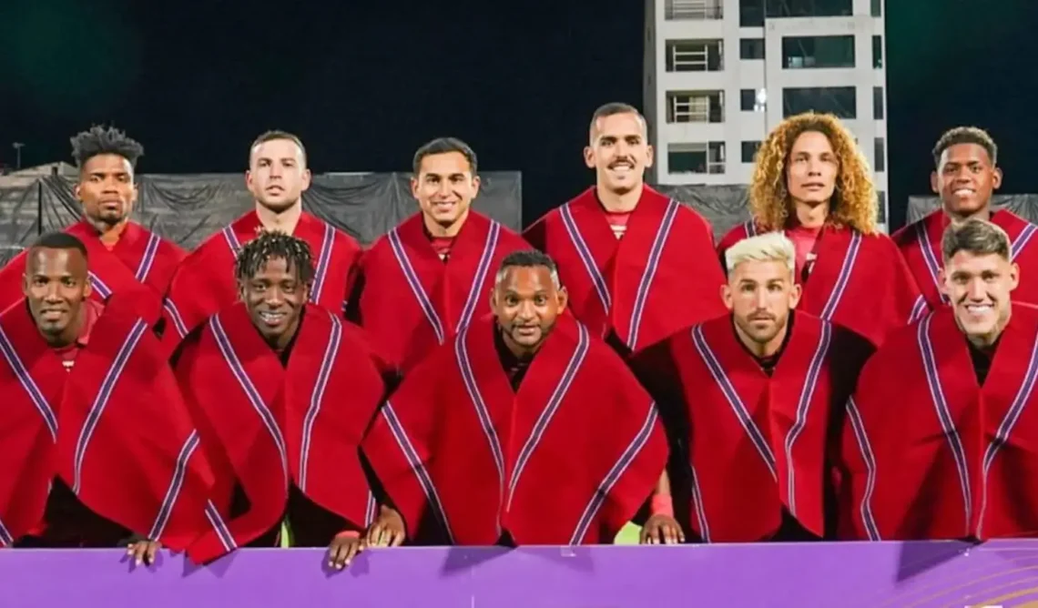 El once titular del plantel ecuatoriano de Mushuc Runa, viste los tradicionales ponchos andinos de Ambato (AFP).