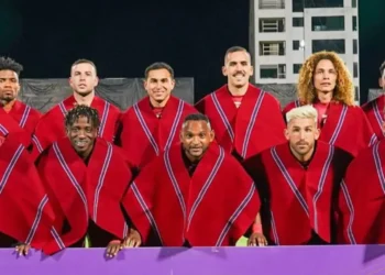 El once titular del plantel ecuatoriano de Mushuc Runa, viste los tradicionales ponchos andinos de Ambato (AFP).