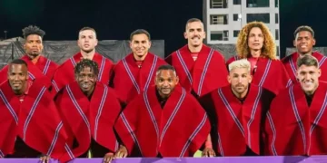 El once titular del plantel ecuatoriano de Mushuc Runa, viste los tradicionales ponchos andinos de Ambato (AFP).