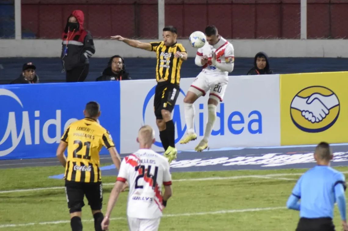 Incidencia del partido entre Nacional Potosí y Guaraní en el Víctor Agustín Ugarte. (APG)