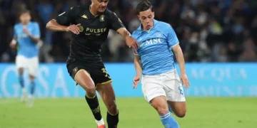 Una acción del partido entre Nápoles y Genoa del calcio italiano (AFP).