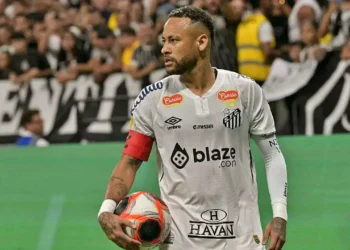 El brasileño Neymar Jr con la casaca de Santos. (AFP)