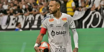El brasileño Neymar Jr con la casaca de Santos. (AFP)