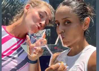 La italiana Miriana Tona y la boliviana Noelia Zeballos besan sus trofeos conquistados (Noelia Zeballos)