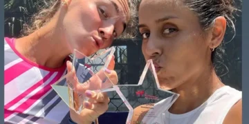 La italiana Miriana Tona y la boliviana Noelia Zeballos besan sus trofeos conquistados (Noelia Zeballos)