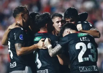 Jugadores de palestino celebran un gol