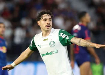 Mauricio festeja su gol