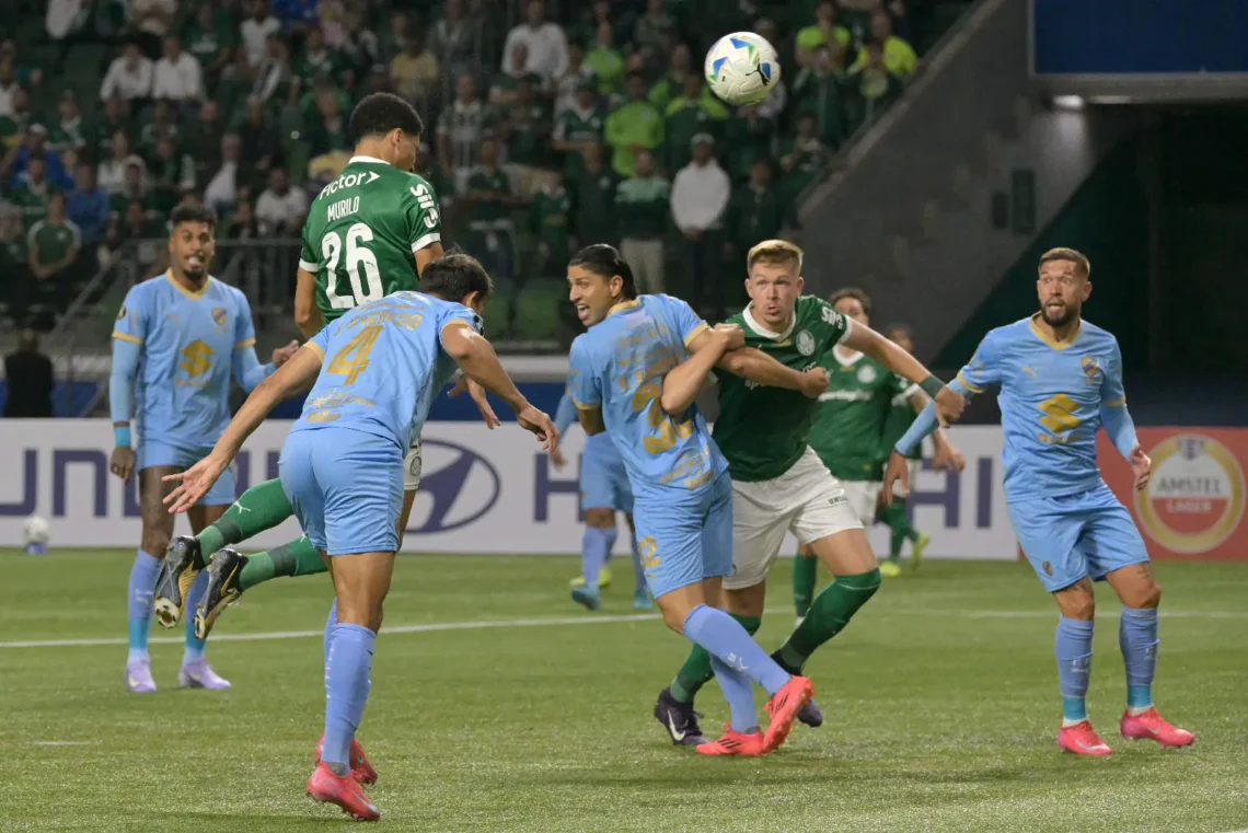 Una acción del cotejo entre Palmeiras y Bolívar en Sao Paulo (AFP).