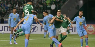 Una acción del cotejo entre Palmeiras y Bolívar en Sao Paulo (AFP).