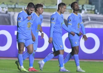 Los jugadores de la Academia celebran la goleada a Cerro en La Paz (APG)