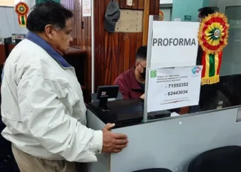 Un contribuyente en la oficina de la ATM. FOTO: GAMLP