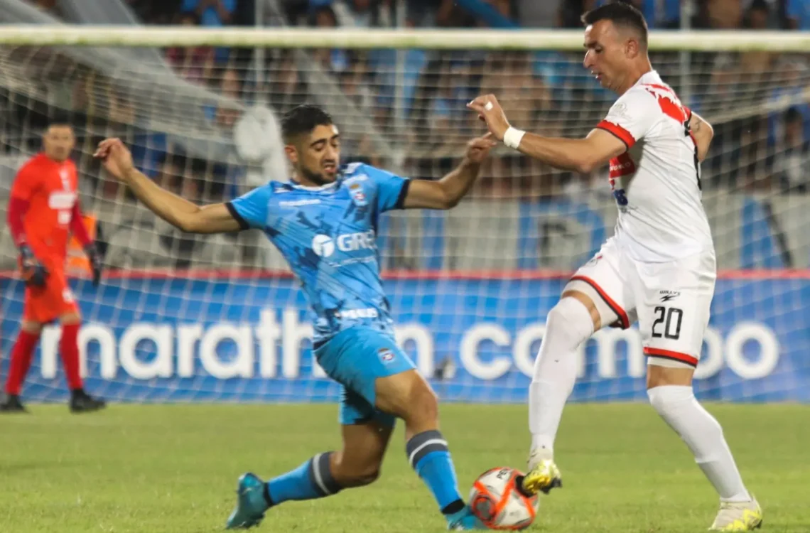 Martín Prost, de Nacional, en acción ante Guido Vadalá, de Blooming (APG)
