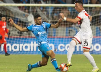 Martín Prost, de Nacional, en acción ante Guido Vadalá, de Blooming (APG)