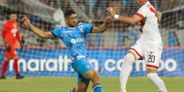 Martín Prost, de Nacional, en acción ante Guido Vadalá, de Blooming (APG)