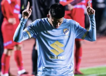 Ramiro Vaca señala al cielo