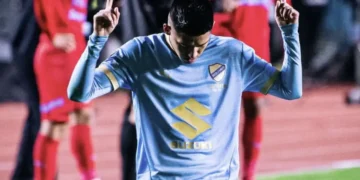 Ramiro Vaca señala al cielo