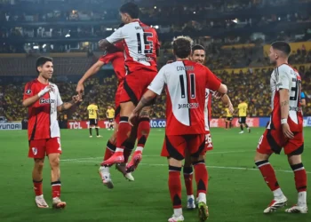 Los jugadores de River Plate celebran uno de los goles del triunfo. (River Plate),