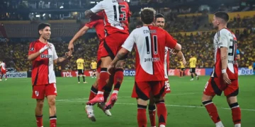 Los jugadores de River Plate celebran uno de los goles del triunfo. (River Plate),
