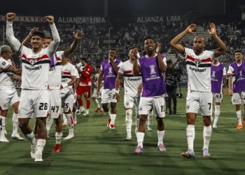 Los jugadores de Sao Paulo saludan a su afición. (Sao Paulo)