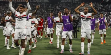 Los jugadores de Sao Paulo saludan a su afición. (Sao Paulo)