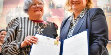 Senadora Silvia Salame entrega homenaje a la embajadora Hélène Roos por su labor diplomática.
