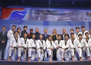 Los representantes de la delegación diplomática de Corea del Sur y la viceministra de deportes, Karen Palenque.