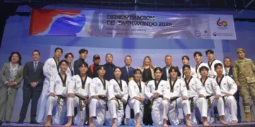Los representantes de la delegación diplomática de Corea del Sur y la viceministra de deportes, Karen Palenque.