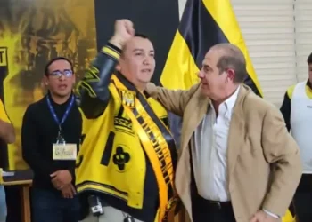 Daniel Terrazas es posesionado por Sergio Asbún este sábado en el complejo de Achumani.