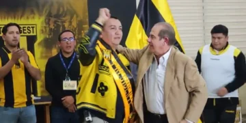 Daniel Terrazas es posesionado por Sergio Asbún este sábado en el complejo de Achumani.
