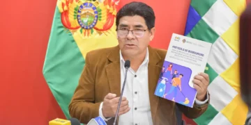 El ministro de Educación, Omar Veliz, con el Protocolo de Bioseguridad. Foto: Ministerio de Educación.