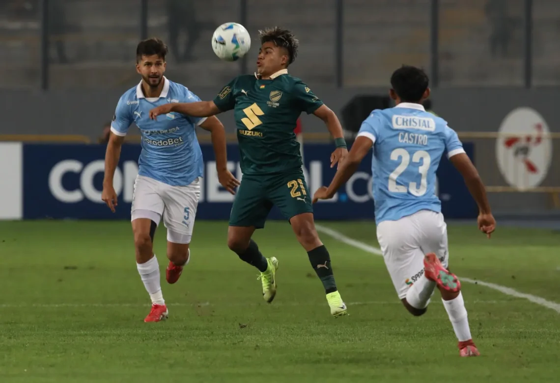 John Velásquez domina el balón ante dos rivales peruanos (APG).