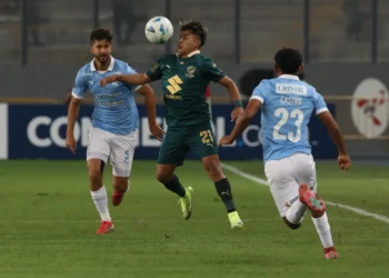 John Velásquez domina el balón ante dos rivales peruanos (APG).