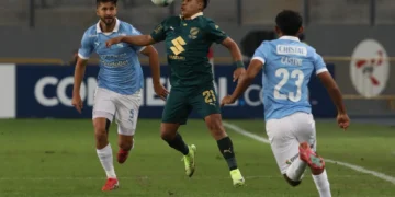 John Velásquez domina el balón ante dos rivales peruanos (APG).